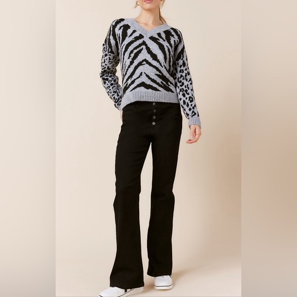 New Francesca’s Dianne Animal Print V Neck Pullover Sweater - Picture 4 of 6